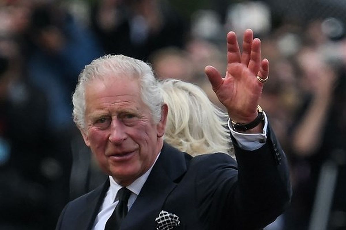 Raja Charles III dari Inggris dan permaisurinya, Camilla, menyambut khalayak saat mereka tiba di Istana Buckingham di London, 9 September 2022, sehari setelah Ratu Elizabeth II wafat pada usia 96 tahun.