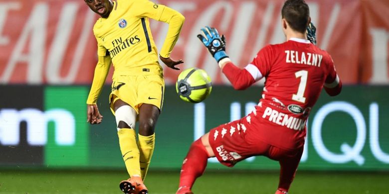 15+ Trend Terbaru Mewarnai Gambar Anak Main Sepak Bola ...