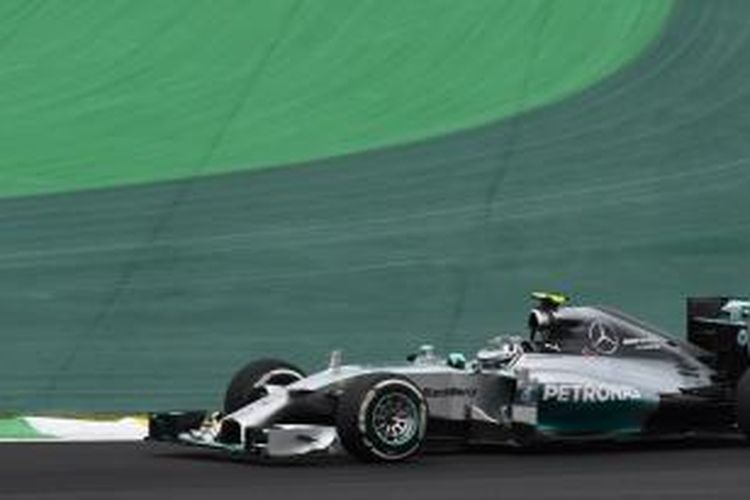Pebalap Mercedes asal Jerman, Nico Rosberg, memacu mobilnya pada sesi latihan pertama GP Brasil di Sirkuit Interlagos, Jumat (7/11/2014).