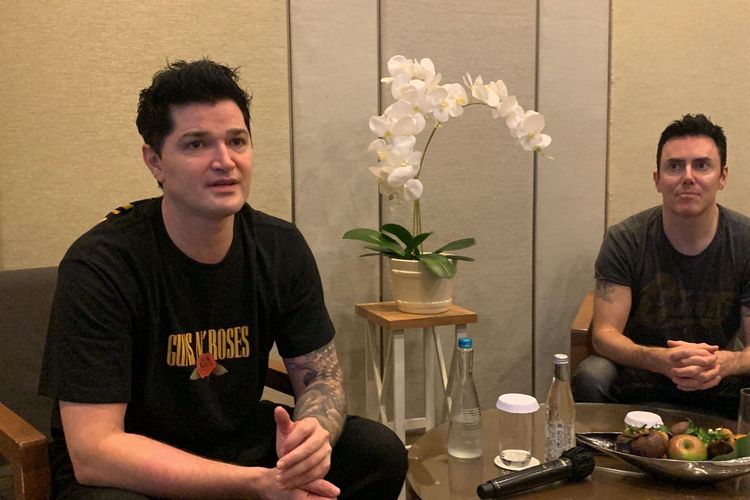 Personel The Script, Dany O'Donoghue (kiri, vokalis) dan Glen Power (kanan, drummer), dalam wawancara eksklusif bersama Kompas.com di kawasan Cikini, Jakarta Pusat, Sabtu (1/10/2022).