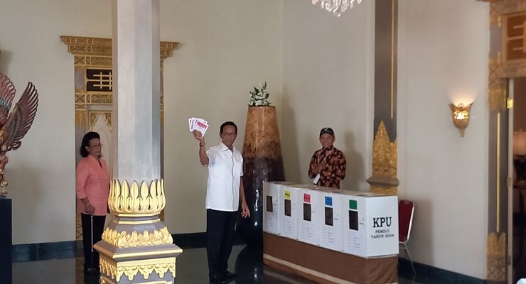 Putri Bungsu Sultan Salah Masukkan Surat Suara