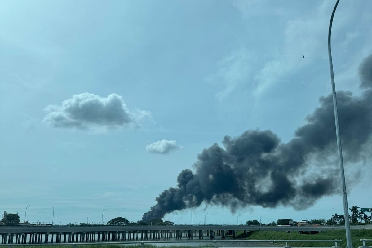 Bandara Soekarno-Hatta Tutup Sementara Runway 3 Akibat Kebakaran Pabrik Plastik - Gambar Asli