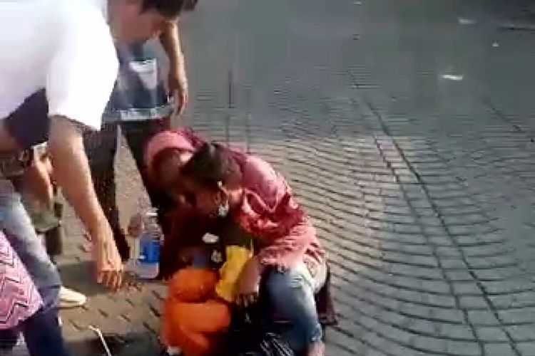 Tangkapan layar video yang menunjukkan bocah laki-laki yang tertabrak sepeda motor di area city walk Makam Bung Karno, Kota Blitar, Rabu (11/5/2022)