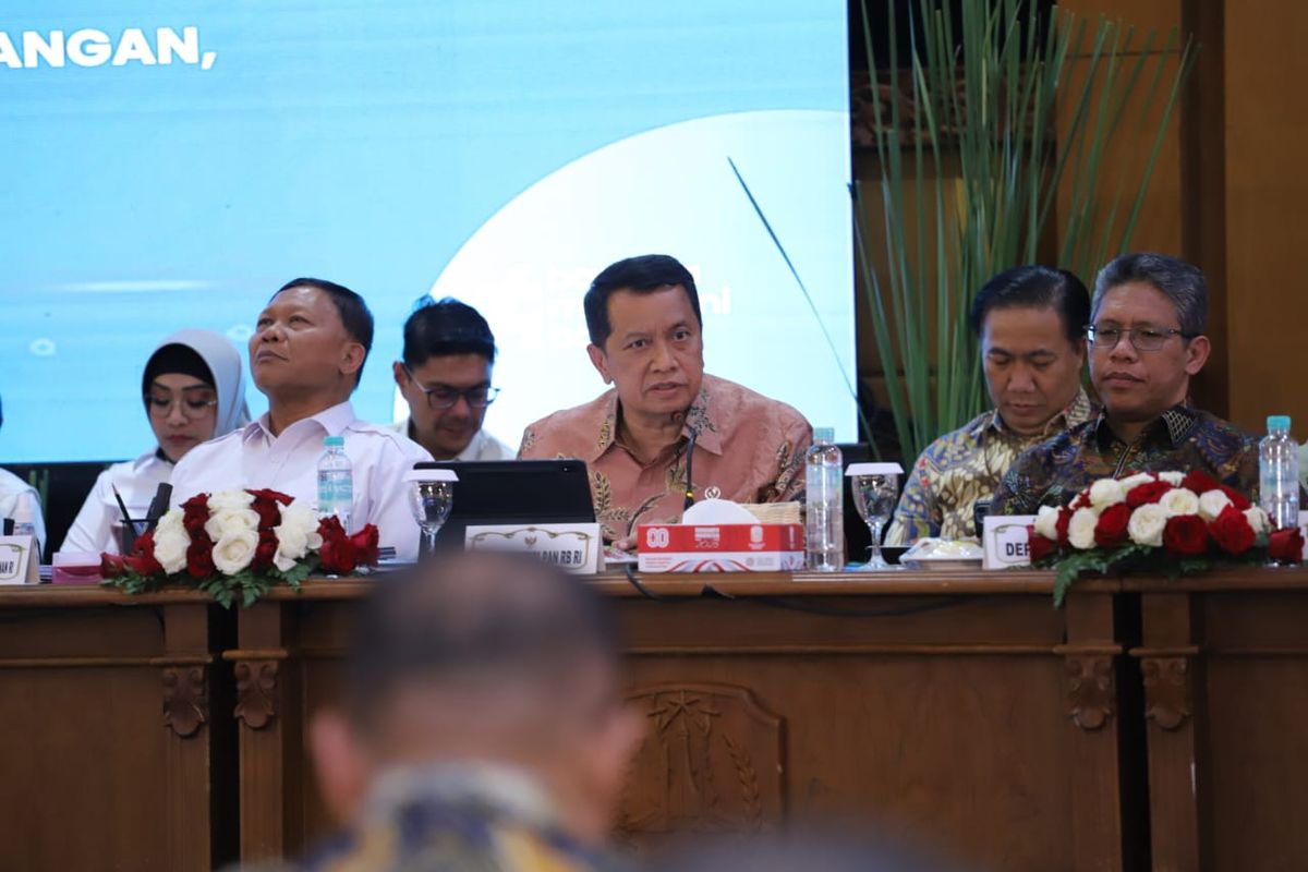 Wakil Menteri Pendayagunaan Aparatur Negara dan Reformasi Birokrasi (PANRB) Purwadi Arianto dalam Rapat Koordinasi Program Prioritas Presiden di Surabaya, Kamis (21/8/2025).