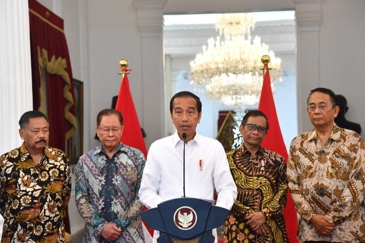 usai Presiden Joko Widodo memberikan keterangan pers usai menerima laporan dari Tim Penyelesaian Non Yudisial Pelanggaran Hak Asasi Manusia (PPHAM) di Istana Negara pada Rabu.