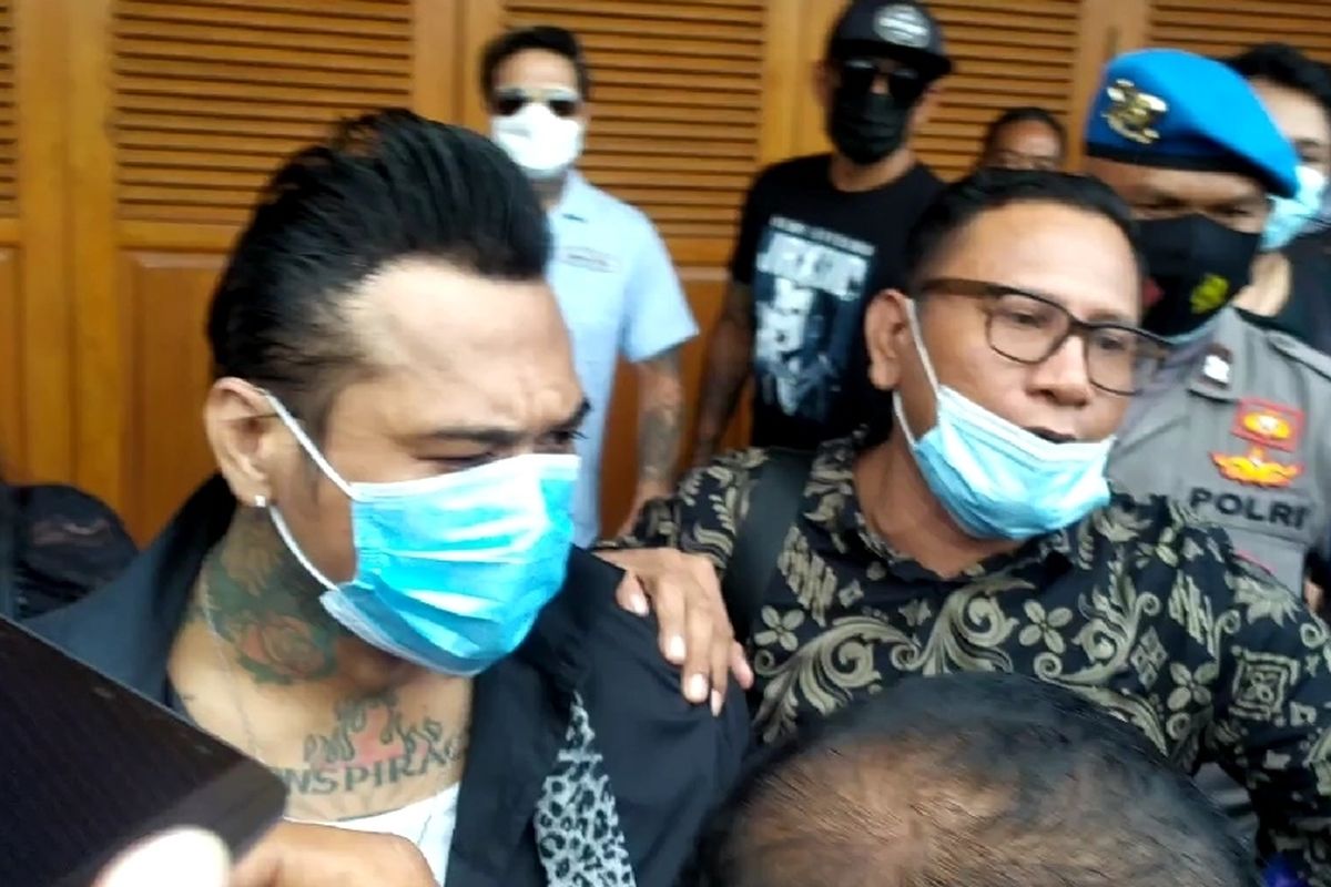 Jerinx saat didampingi tim kuasa hukumnya saat keluar dari Lapas kelas II A Kerobokan 