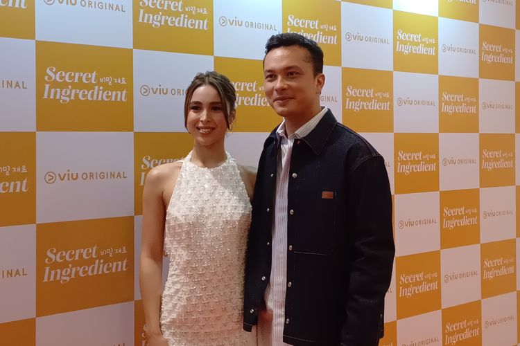 Aktris asal Filipina, Julia Barretto dan aktor Nicholas Saputra saat sesi red carpet sebelum konferensi pers serial Secret Ingredient, di daerah Kuningan, Jakarta Selatan, Jumat (26/4/2024).