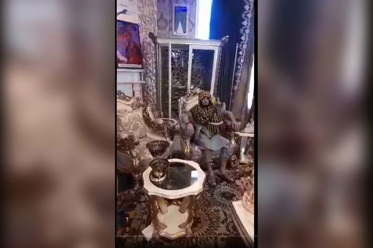 Milisi Taliban terlihat duduk bersantai di dalam rumah politisi dan panglima perang Abdul Rashid Dostum. [@Bilial Sarwary/Twitter Via The New York Post]