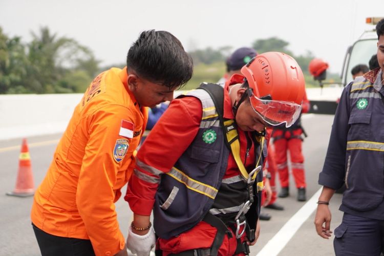 Medan Ekstrem Tol Kutepat Bikin Petugas Harus Jago Evakuasi dari Ketinggian