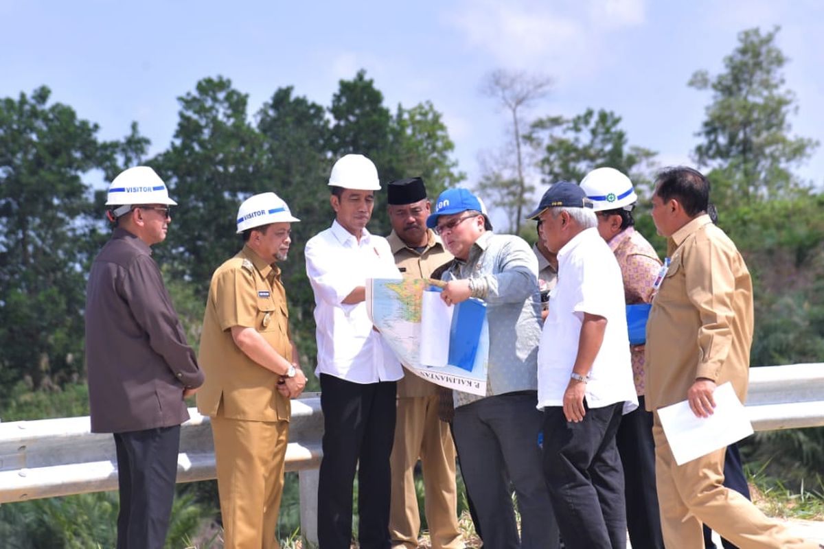 Presiden Joko Widodo meninjau kawasan Bukit Soeharto di Kabupaten Kutai Kartanegara, Kalimantan Timur, yang menjadi salah satu lokasi calon Ibu Kota baru, Selasa (7/5/2019).