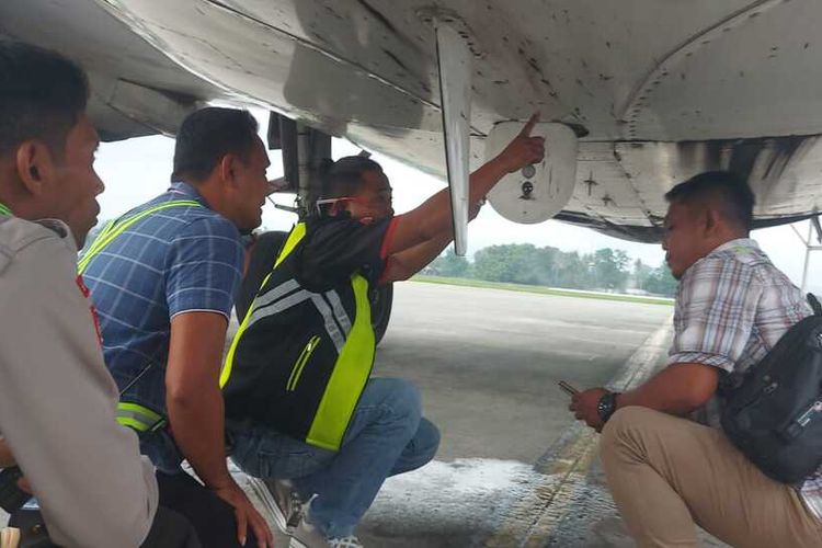 Aparat keamanan memeriksa kondisi pesawat Trigana AIr yang ditembak KKB di Yahukimo, Jayapura, Papua, Sabtu (11/3/2023)