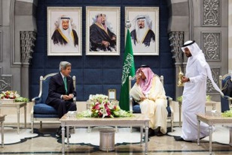 Menteri Luar Negeri AS John Kerry melakukan pertemuan dengan Menlu Arab Saudi Pangeran Saud al-Faisal di Jeddah, Arab Saudi. Salah satu isu yang menjadi fokus pembicaraan keduanya adalah konflik bersenjata Suriah.