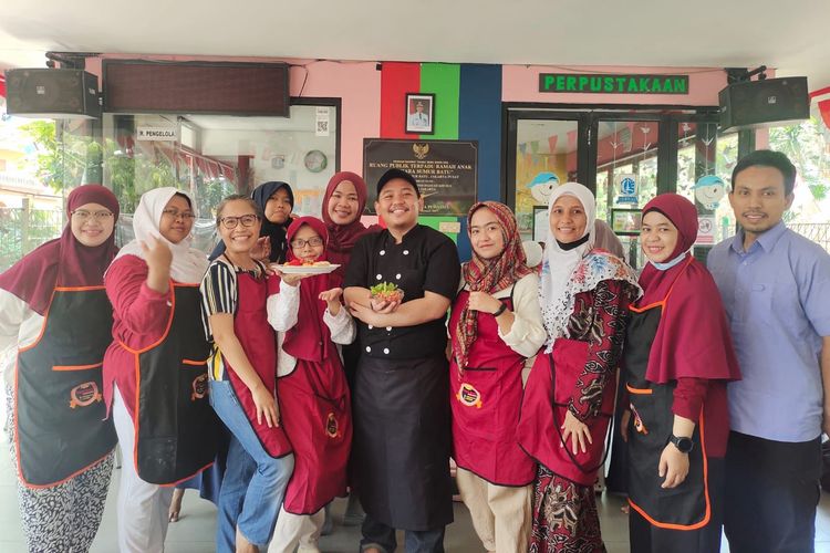 Salah satu anggota Jakpreneur, Eva bersama anggota Jakpreneur lainnya sedang berfoto saat mengikuti pelatihan kuliner gelombang 2 di Kecamatan Kemayoran, Jakarta Pusat beberapa waktu lalu.