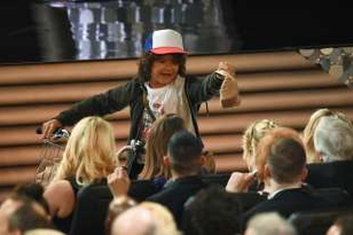 Aktor cilik Gaten Matarazzo membagikan sandwich kepada para hadirin di Emmy Awards di Microsoft Theater, Los Angeles, California, Minggu (18/9/2016).