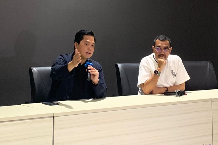 Ketua Umum PSSI, Erick Thohir, saat berbicara soal pemberian bonus senilai Rp 2 miliar untuk PSM seusai juara Liga 1 2022-2023 di GBK Arena, Senayan, Jakarta, pada Kamis (19/4/2023). Selain itu, Erick Thohir juga menyinggung hukuman pengurangan poin bagi klub yang melanggar aturan flare.