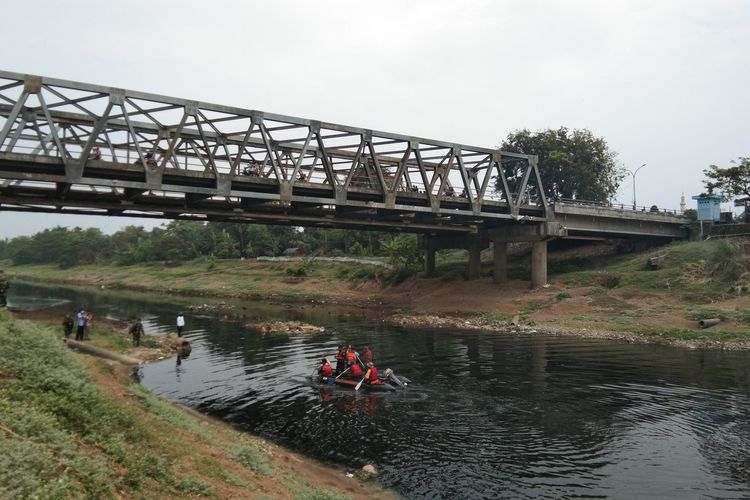 Satgas Citarum Harum melakukan peninjauan kondisi Sungai Citum yang hitam dan bau, Selasa (4/8/2020).