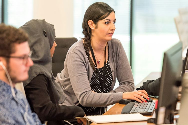 Ilustrasi pegawai di kantor, bekerja di kantor.