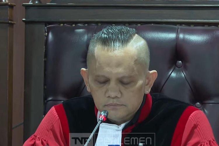 Ketua MKD DPR Nazaruddin Dek Gam membuka sidang kasus 5 anggota DPR non-aktif di Gedung DPR, Senayan, Jakarta, Senin (3/11/2025). 