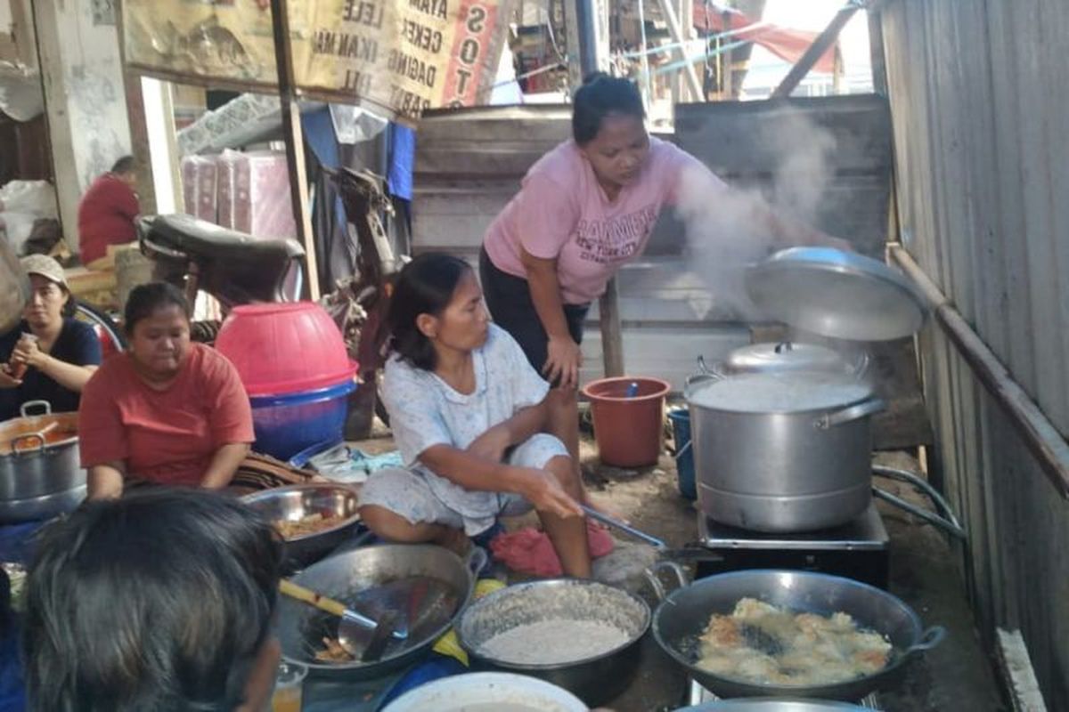 Warga korban kebakaran memasak di dapur umum Pasar Gembrong, Jakarta Timur, Kamis (5/5/2022). ANTARA/HO-Kecamatan Jatinegara