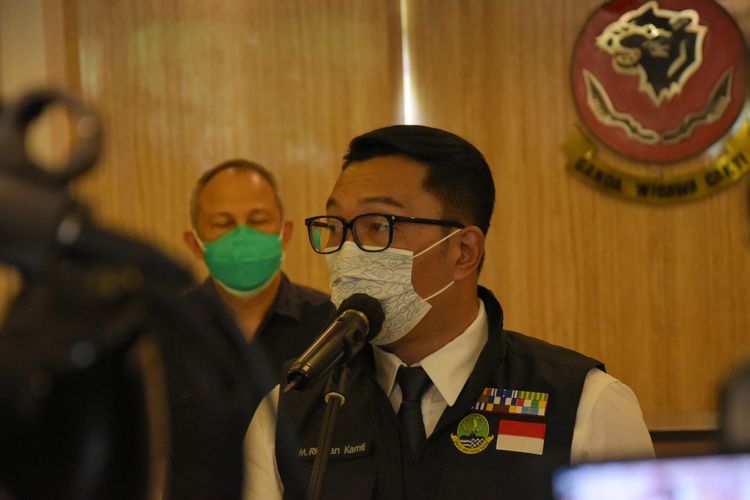 Gubernur Jawa Barat Ridwan Kamil tengah menjelaskan soal perkembangan kasus Covid-19 di Jawa barat di Mapolda Jabar, Senin (22/2/2021).