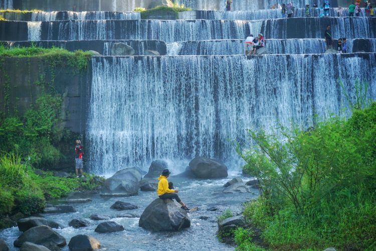 Pelancong Berburu Spot Foto Instagramable di Grojogan Watu Purbo, Sleman, Yogyakarta.