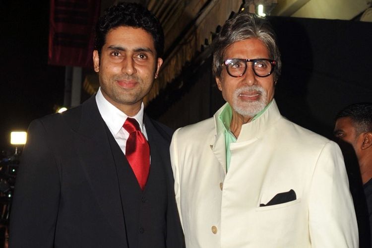 Pada foto yang diambil pada 12 Januari 2012 ini tampak aktor India Amitabh Bachchan (kanan) dan putranya Abhishek Bachchan berpose pada pembukaan gerai furnitur milik pasangan Sunil dan Mana Shetty di Mumbai.