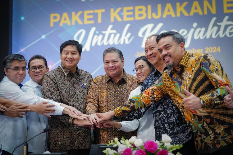 Menteri Koordinator Bidang Perekonomian (Menko Perekonomian) Airlangga Hartarto dalam konferensi pers mengenai Paket Kebijakan Ekonomi untuk Kesejahteraan, Senin (16/12/2025).