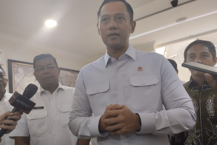Menteri Agraria dan Tata Ruang/Kepala Badan Pertanahan Nasional (ATR/BPN) Agus Harimurti Yudhoyono (AHY) berkunjung ke Kantor Kementerian ATR/BPN Kuningan, Jakarta, Rabu (17/4/2024).