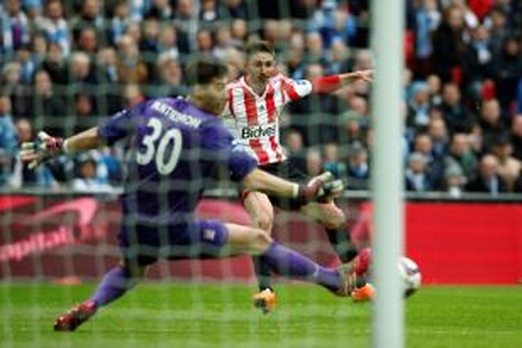 Penyerang Sunderland, Fabio Borini, mencetak gol pada laga final Piala Liga Inggris kontra Manchester City di Stadion Wembley, Minggu (2/3/2014). 