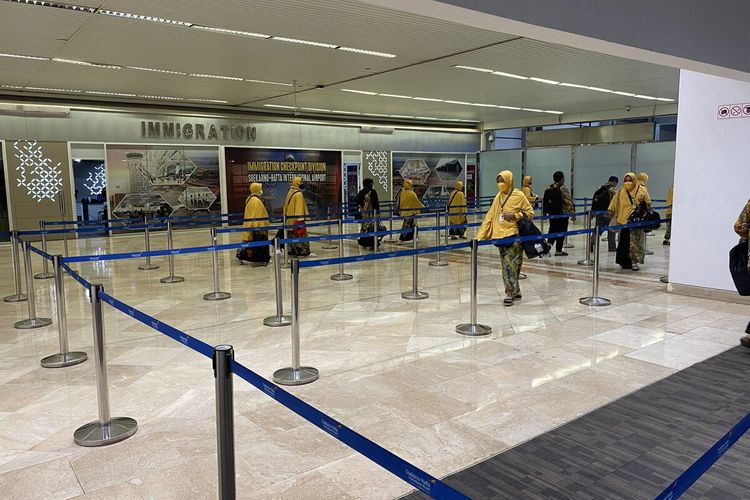 Terminal 2F Bandara Soekarno Hatta akhirnya dioperasikan kembali, setelah dua tahun ditutup akibat pandemi Covid-19 yang melanda Indonesia mulai 1 Oktober 2022. Namun, pada tahap awal pembukaan operasional Terminal 2F ini hanya diperuntukkan melayani penerbangan khusus umroh dari Maskapai Lion Air saja.