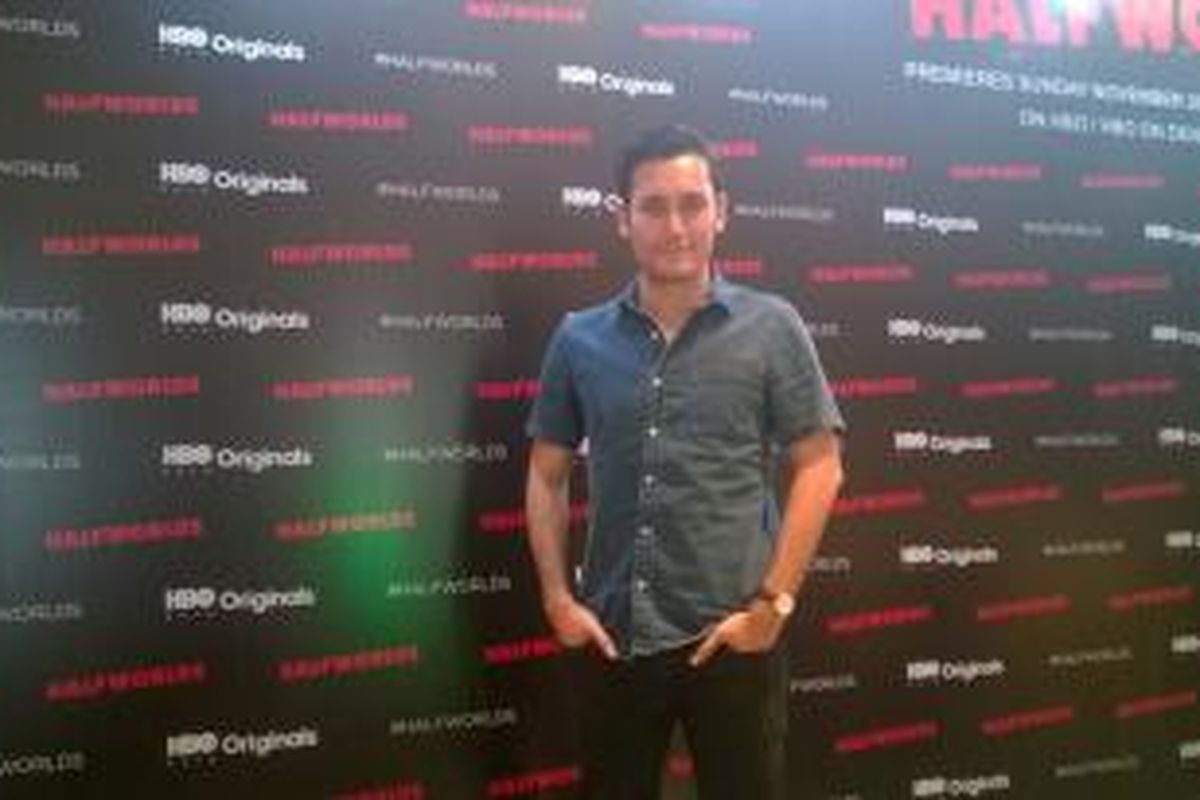 Artis peran Arifin Putra diabadikan usai jumpa pers serial Halfworlds di Glass Haouse, Ritz-Carlton, Pacific Place, Jakarta Selatan, Kamis (19/11/2015).