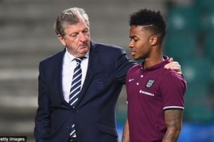 Pelatih timnas Inggris Roy Hodgson sedang berbincang dengan gelandang muda Raheem Sterling.