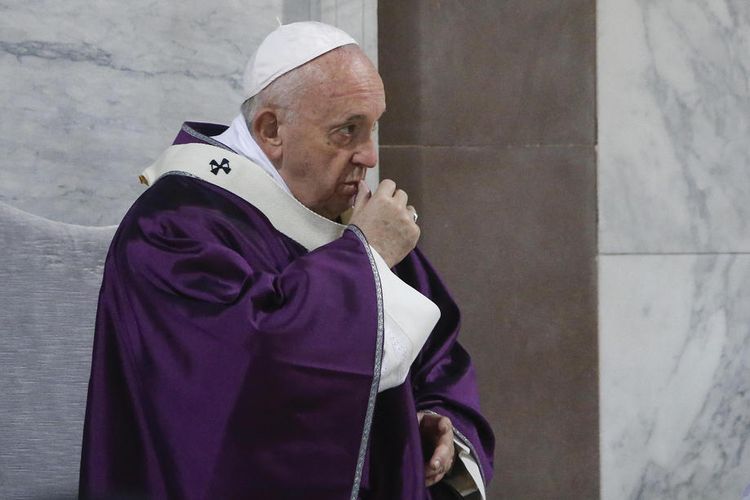 Paus Fransiskus menghadiri Rabu Abu di Basilika Saint Sabina, Roma, Rabu (26/2/2020).