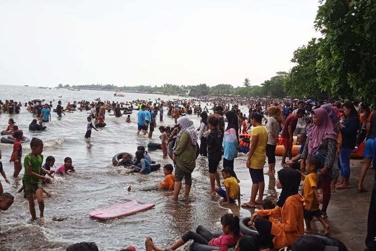 Sejak Sabtu (7/5/2022) pagi, wisatawan terus berdatangan ke kawasan Pantai Legon, Anyer, Banten.