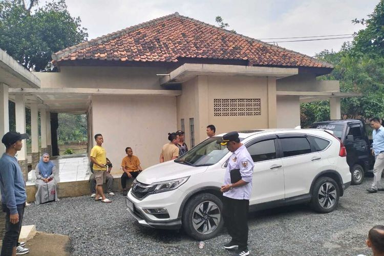 Polisi melakukan olah TKP dan mengumpulkan barang bukti serpihan kaca mobil yang dipecah oleh pencuri di Kampung Leuwipeso, Desa Cibodas, Kecamatan Rumpin, Kabupaten Bogor, Jawa Barat, Selasa (25/6/2024).
