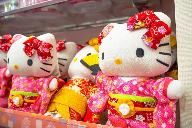 Beberapa boneka Hello Kitty di sebuah toko di Jepang.