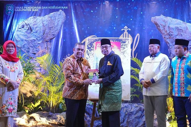 Berisi Sejarah, Wagubri Apresiasi Buku Kisah Permaisuri Kerajaan Siak Tengku Maharatu.
