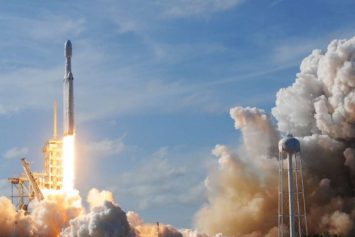 Roket Falcon Heavy milik SpaceX diluncurkan dari Pad 39A di Kennedy Space Center di Florida, AS, Selasa (6/2/2018) waktu setempat. Roket yang diklaim paling kuat di dunia itu meluncur sambil membawa mobil sport Tesla milik Elon Musk dalam misi uji coba melintasi luar angkasa.
