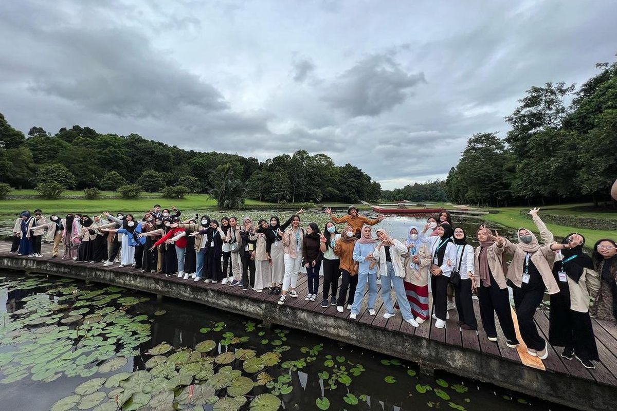Wisatawan dekat danau di Kebun Raya Cibinong.