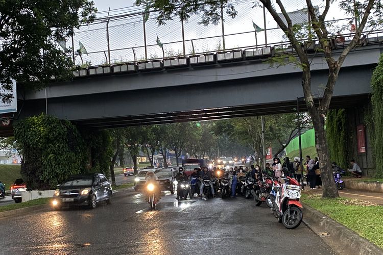 Aksi tidak terpuji rombongan pengendara motor yang berhenti di bawah underpass untuk menghindari Hujan. Bisa memicu kemacetan panjang