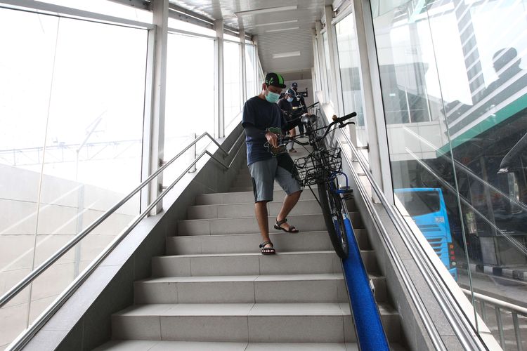 Warga mendorong sepeda non-lipat di Stasiun MRT Lebak Bulus, Jakarta Selatan, Kamis (25/3/2021). Sepeda non-lipat diperbolehkan masuk MRT pada jam khusus yaitu Senin-Jumat, dengan pengecualian jam sibuk pukul 07.00-09.00 WIB dan pukul 17.00-19.00 WIB.