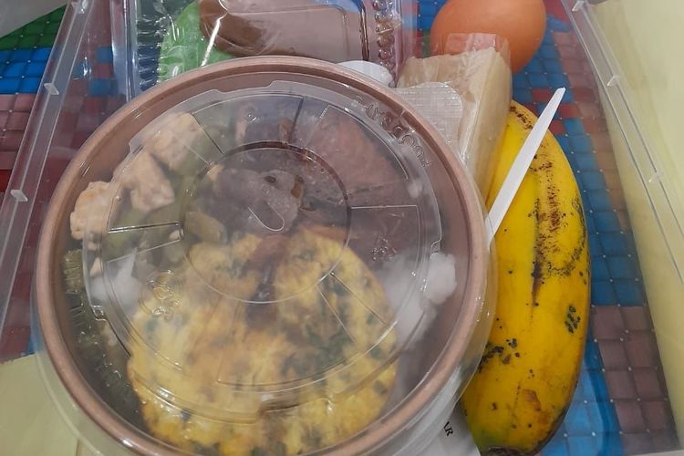 Menu disajikan selain makanan untuk bayi/balita sesuai tahapan umur juga ditambah kudapan pangan lokal, protein tambahan dan buah serta air minum. diberi label sesuai usia dan masa konsumsi yang disarankan.