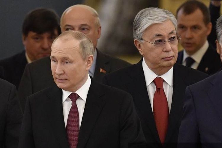 Presiden Rusia Vladimir Putin dan Presiden Kazakhstan Kassym-Jomart Tokayev saat memasuki aula sebelum pertemuan para pemimpin Organisasi Perjanjian Keamanan Kolektif ( CSTO) negara anggota di Kremlin di Moskwa pada 16 Mei 2022. 