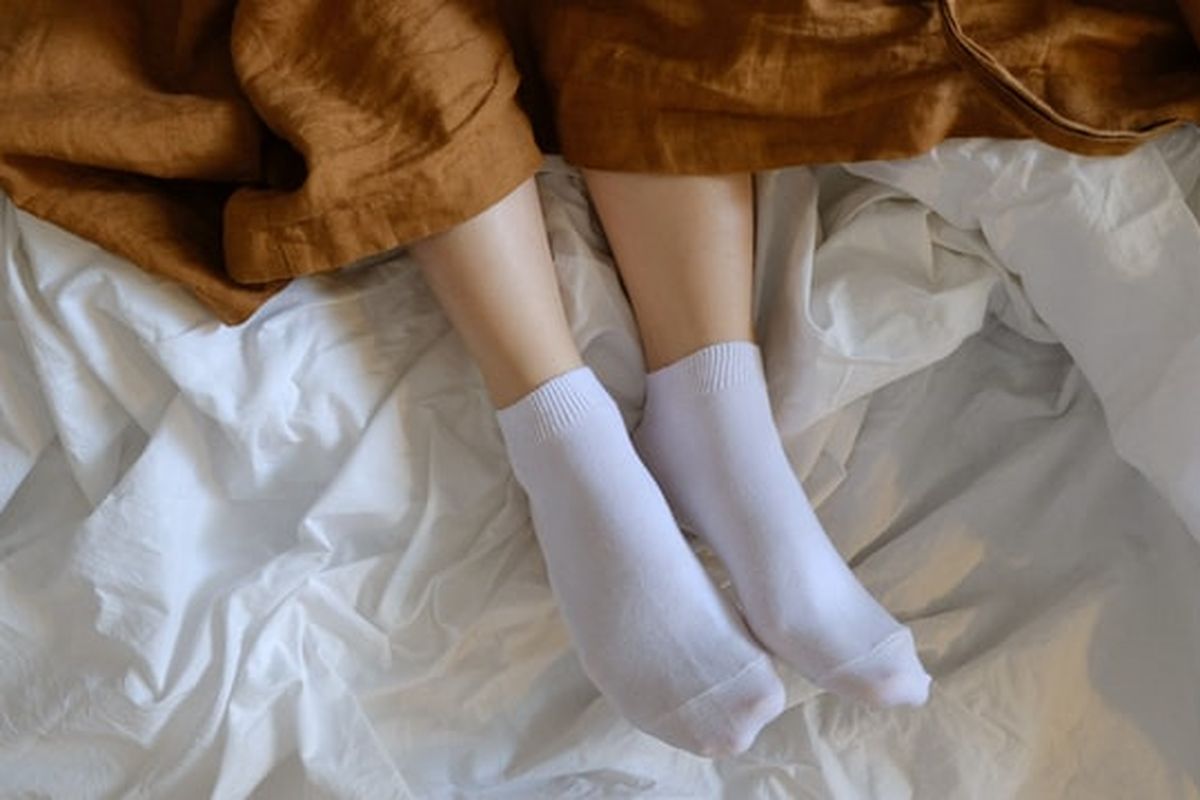 Ilustrasi memakai kaus kaki saat tidur.