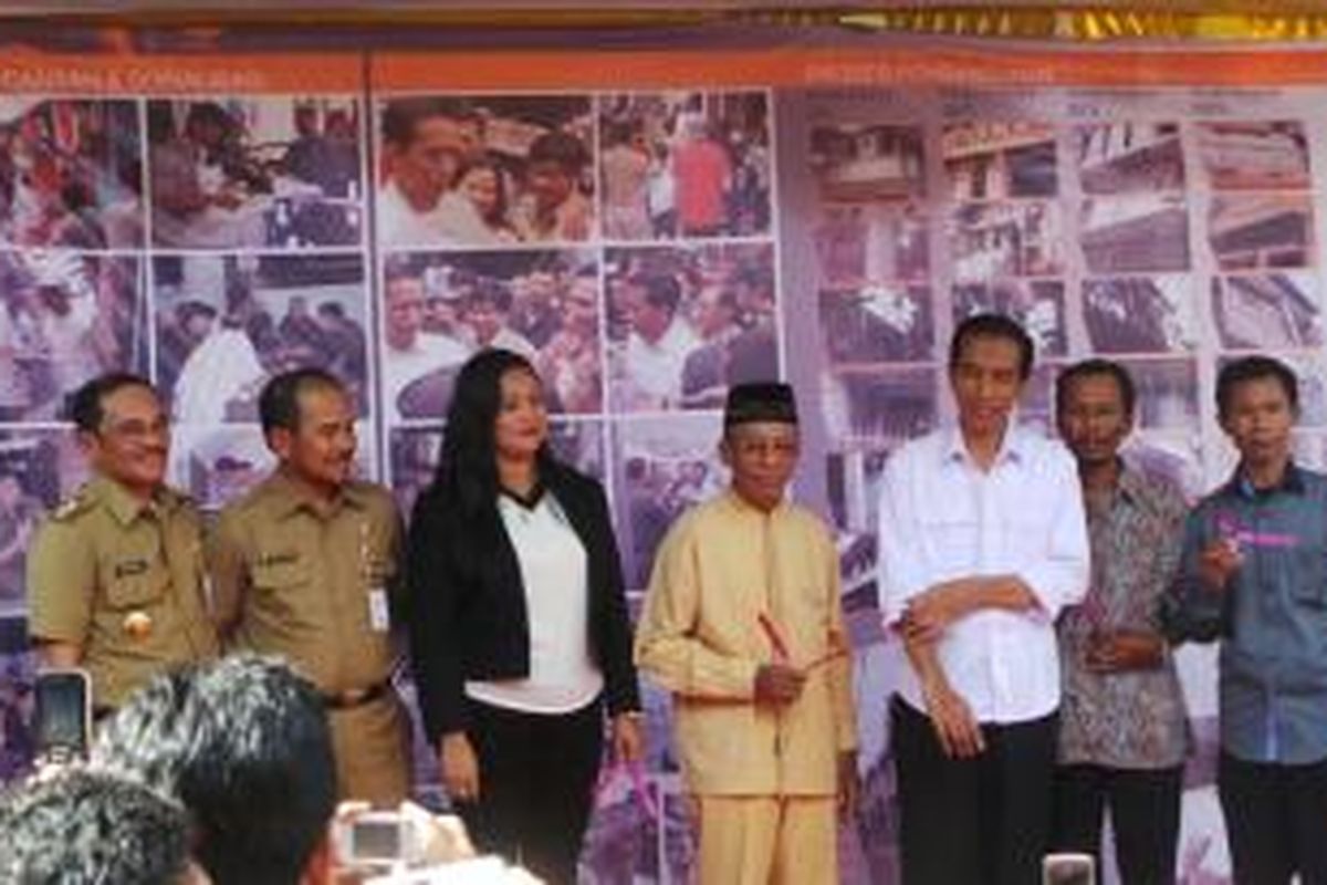 Gubernur DKI Jakarta Joko Widodo saat meresmikan kesiapan hunian kampung deret di Cipinang Besar Selatan (Cibesel), Jatinegara, Jakarta Timur, Selasa (8/4/2014).