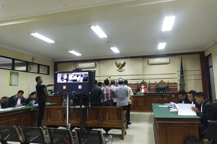 10 Saksi Cluster Esselon 4 dan 3 saat usai memberikan keterangan dipersidangan Kasus Jual Beli Jabatan Terdakwa RALAI di Pengadilan Tipikor Surabaya, Jum'at (16/06/2023).