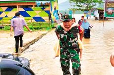 Cerita Prajurit TNI Gendong Anak-anak dan Nenek-nenek Saat Banjir Bandang Terjang Kampar