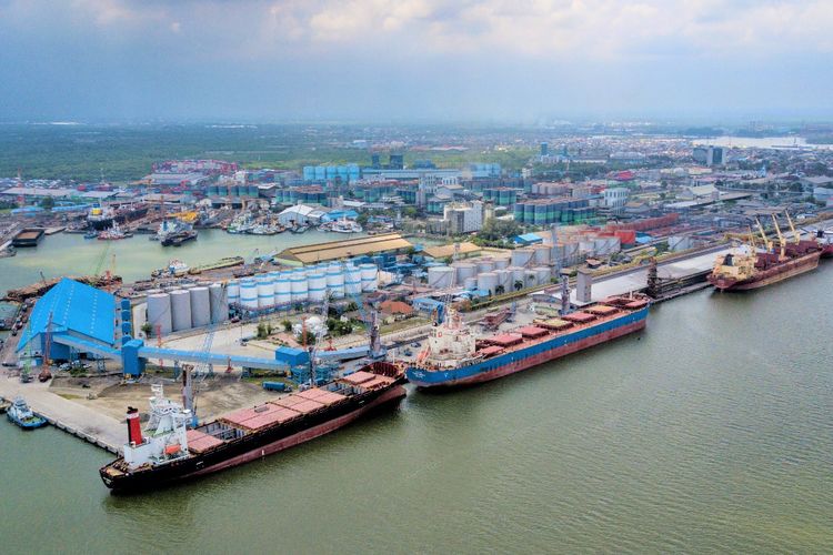 Terminal Multipurpose Pelabuhan Belawan, pelabuhan utama di Pulau Sumatera yang terus naik produktivitas bongkar muat curah keringnya, Kamis (10/2/2022)