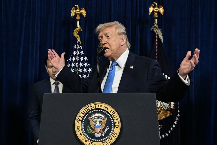 Presiden Amerika Serikat Donald Trump saat menggelar konferensi pers mengenai serangan AS ke Venezuela, di kediamannya di Mar-a-Lago, Palm Beach, Negara Bagian Florida, 3 Januari 2026.