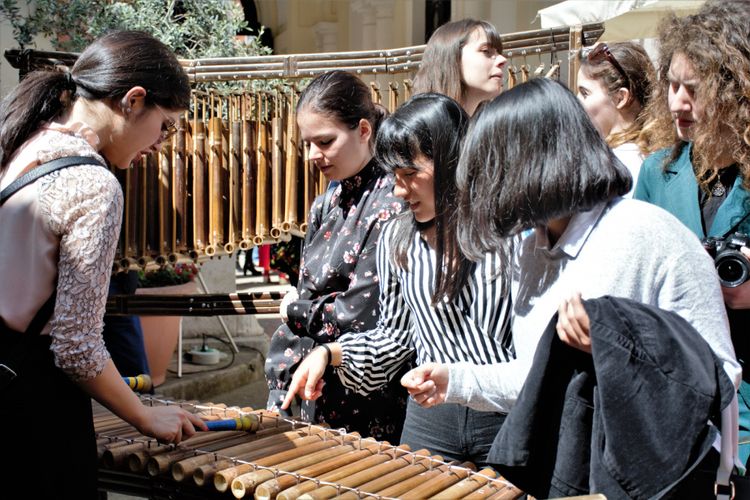 Warga Kota Roma yang mengunjungi acara peringatan Hari Kartini ini pun terlihat antusias menjajal alat musik tradisional Nusantara.